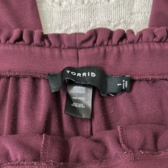 Torrid Burgundy Ruffle‎ Waist Pants Size 1 - Picture 5 of 9